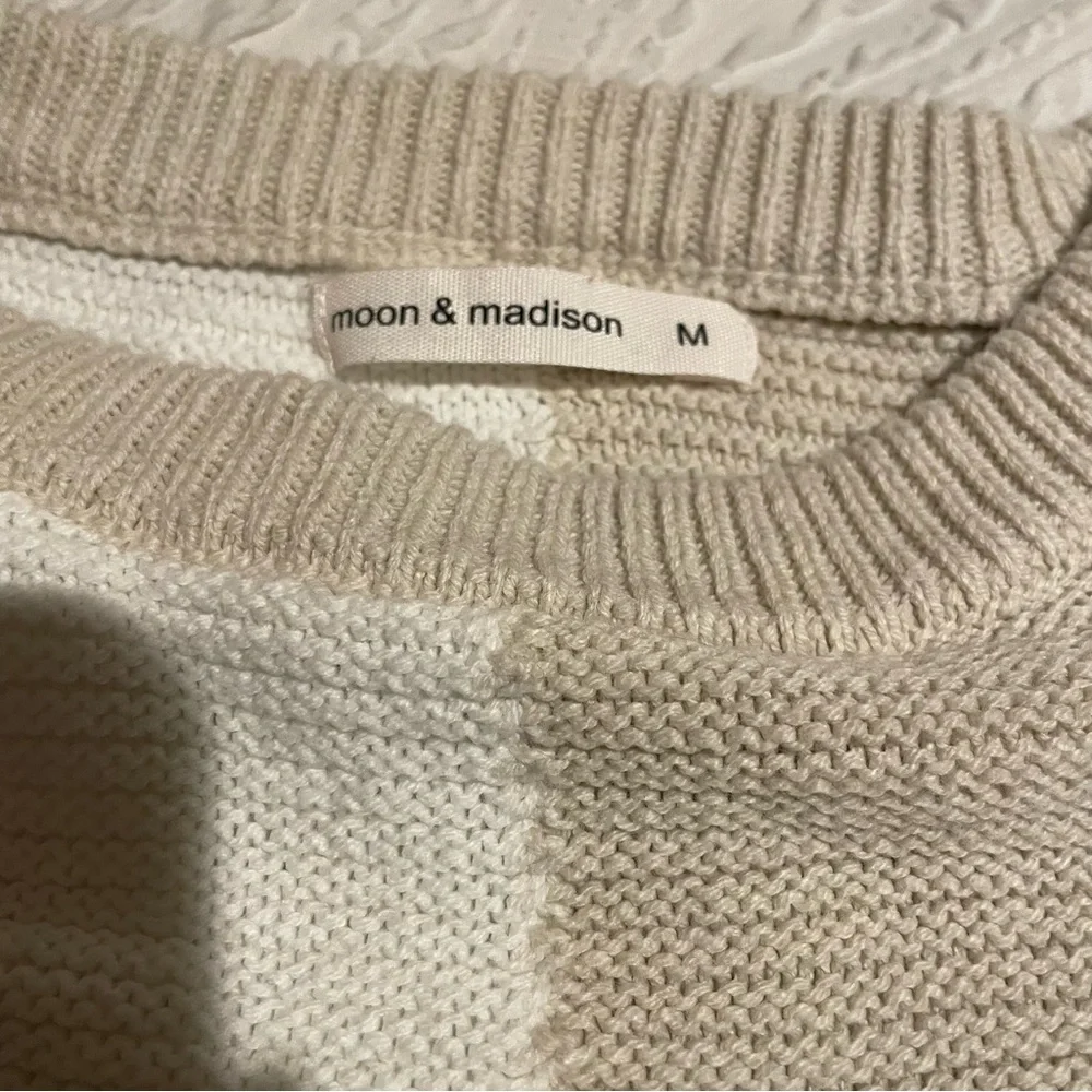 Moon & Madison Beige and White Checkered Sweater - Picture 3 of 3